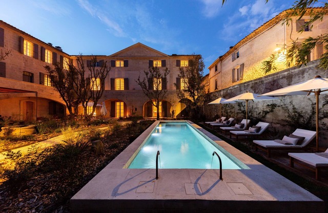 Maison de Maître en Provence Avec 2 Piscines, Jardin et Salle de Sport