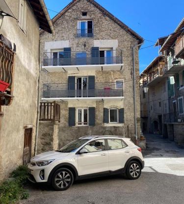 Maison de village de 1802, fraîchement rénovée à Beauvezer 04370