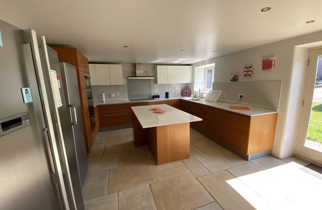 Malt Barn Holiday Home with 7 Bedrooms & Hot Tub