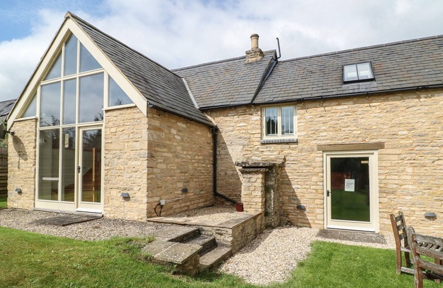 MALT BARN, pet friendly, luxury holiday cottage in Burford