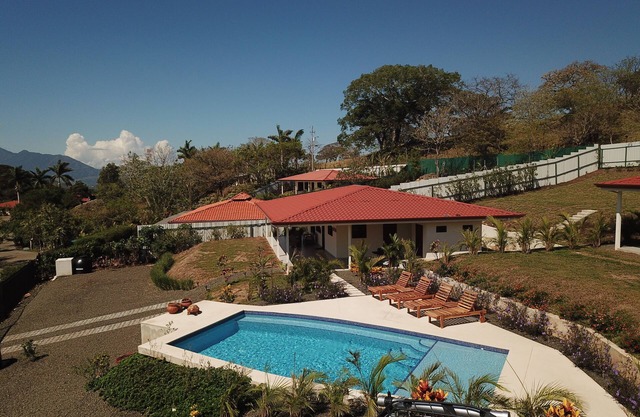 Mango Sunrise Retreat Modern 3-Bedroom House AC Mountain Views Saltwater Pool