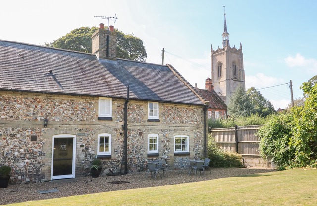 MANOR FARM COTTAGE, pet friendly, with a garden in Swaffham