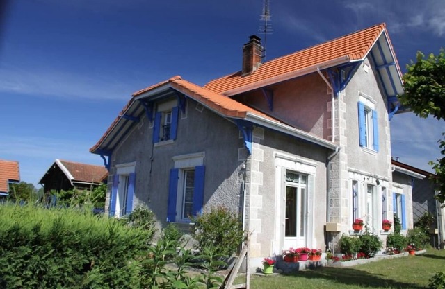 mansion - 7 rooms -10/12 persons - LARGE HOUSE FOR HOLIDAY WITH FAMILY OR FRIENDS, spacious (240 m2), pleasant to live, completely renovated.