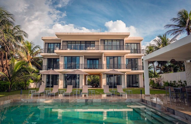MANTA RAYA - Luxury Beachfront Condo & Daily Cleaning