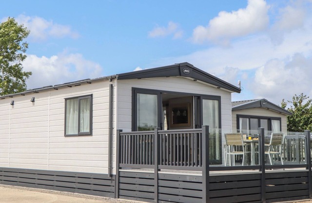 MAPLE LODGE, pet friendly, country holiday cottage in Kingsteignton