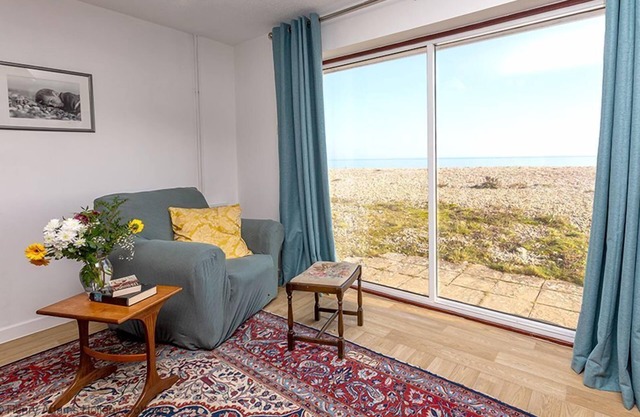 Marie's Cottage, Pagham - a bungalow that sleeps 4 guests in 2 bedrooms