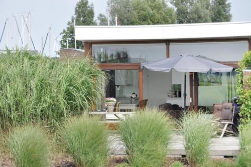 Marina VILLA nabij water met prive sauna.