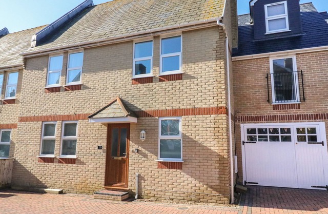 MARINER'S REST, pet friendly, with a garden in Weymouth