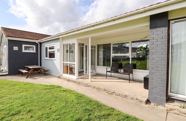MARSH BUNGALOW, pet friendly, character holiday cottage in Lowestoft