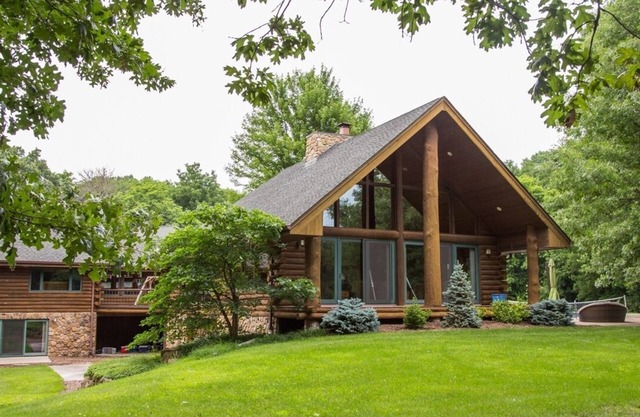 Massive Private Family Log Cabin Lodge: Pool, Pickleball-Fun for All! 100+ acres