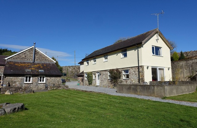 MAY COTTAGE - family friendly with stunning lakeside views