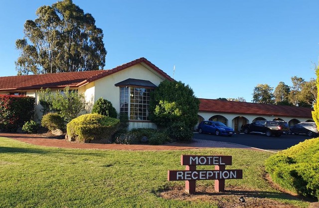 McNevins Warwick Motel