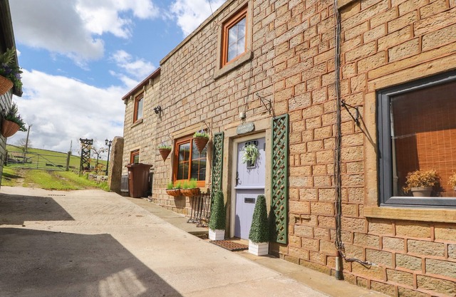 MEADOW VIEW COTTAGE, pet friendly, with a garden in Trawden