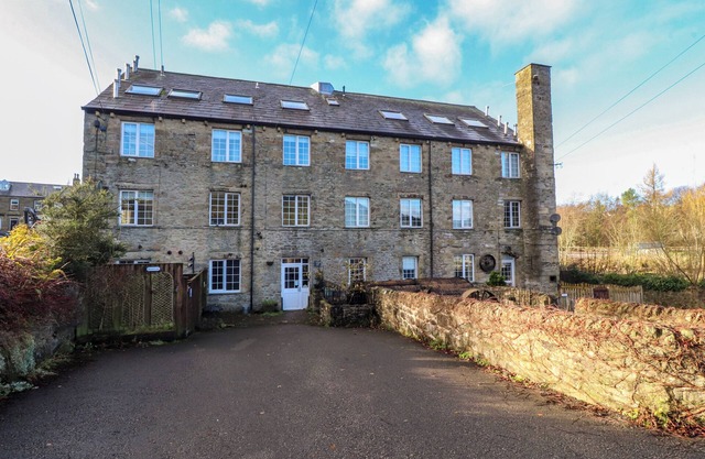 MEARBECK APARTMENT, pet friendly in Settle