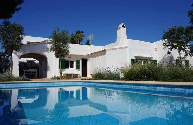 Mediterranean house with pool and garden, in a central residential area