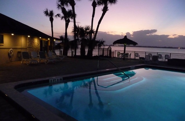 Melbourne Beach Cottage - Park Model - 3 Pools-Private Beach-Tennis-Clubhouses
