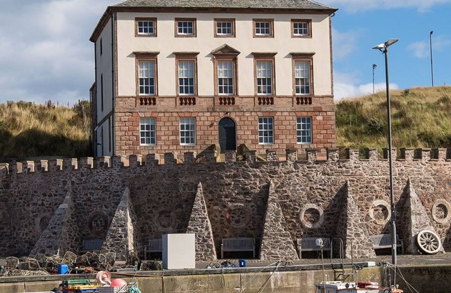 Merchant's House LARGE two floor apartment in georgian house Eyemouth Harbour.