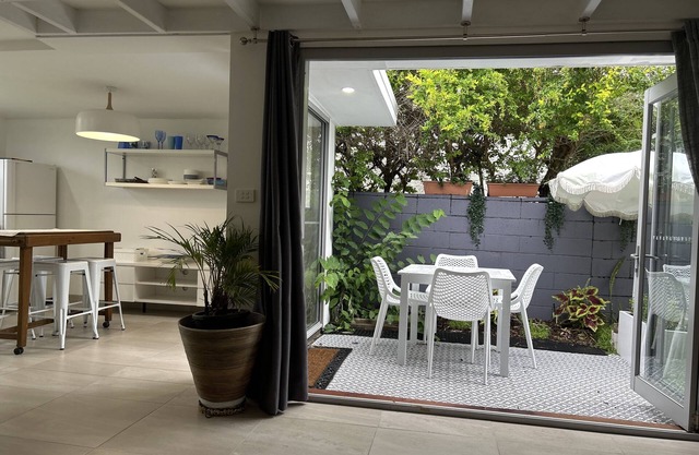 Mermaid Beach Pet-Friendly Cottage - walk to the beach, cafes, and woollies.