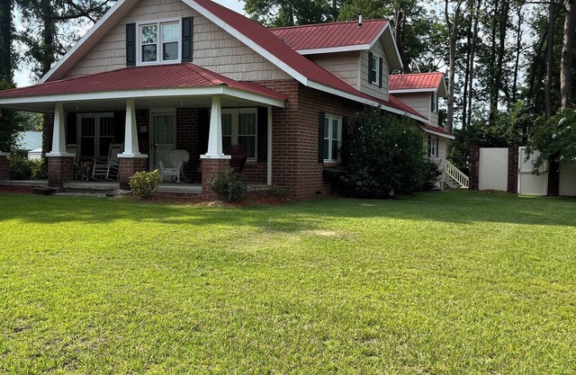 Merri Mac Farmhouse Spacious 4-bedroom house with WiFi, AC , 2 car garage