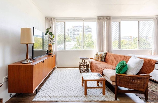 Mid-Century Pad - 1 bed/1 bath/1 car 10 min CBD
