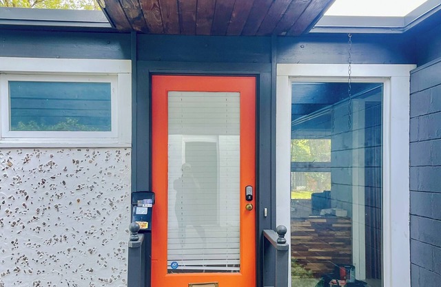 Mid-Century Prairie House by SU W/espresso/coffee bar, workspace & fast Wi-Fi