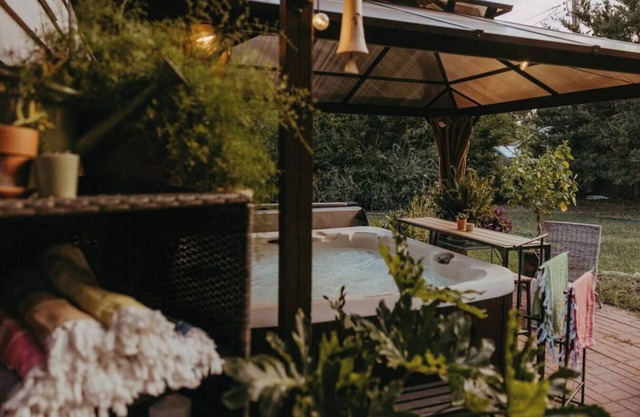 Mid-Century Ranch: Hot Tub & Vintage Camper