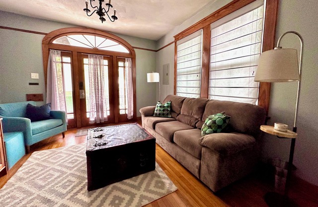 Mid City 2 BR in Beautiful Arts and Crafts House