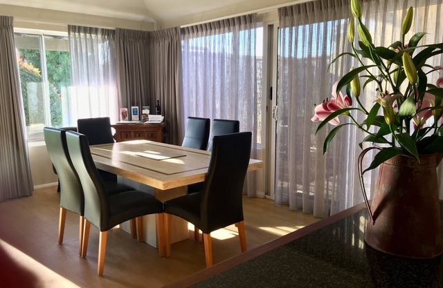 Middleton Bay Retreat - beach villa near golf club, Foxtel, Wifi, Ducted Heating
