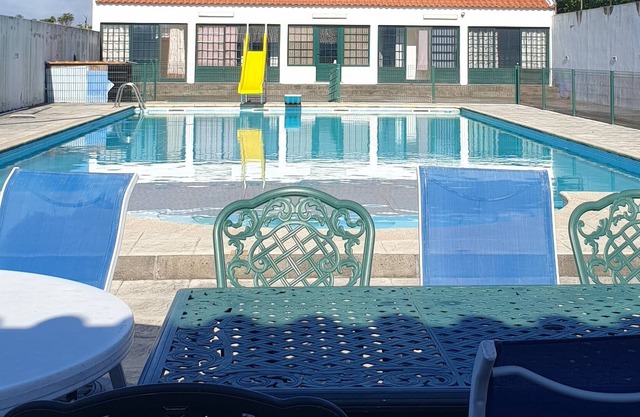 Mike's Pool House-2 bedroom apartment with private parking, big pool, bar & BBQ
