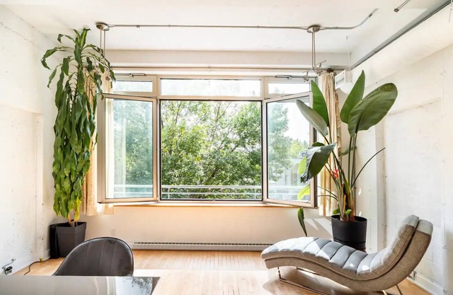 Mile End - Huge Bright & Modern Loft Suite - King Bed - Parking - High Ceiling