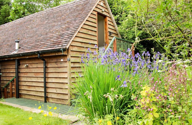 MILFORD TREE TOPS, romantic, with a garden in Craven Arms