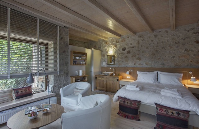 Milia Room. Spacious and autonomous, ideal for a couple.