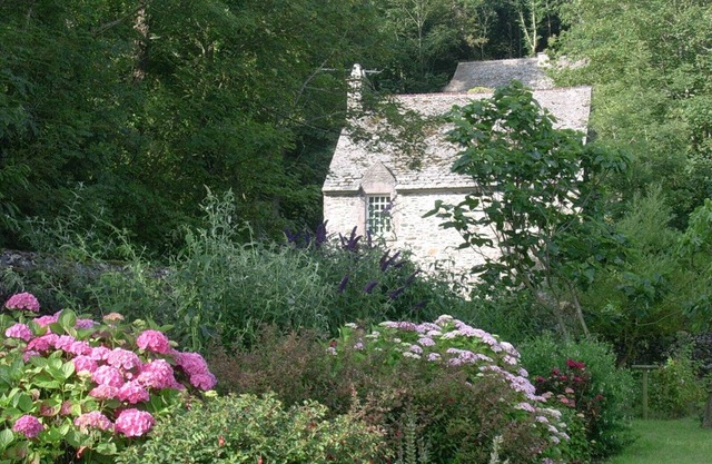 Mill facing the sea, in the park of a castle. 300m to the beach and great walks