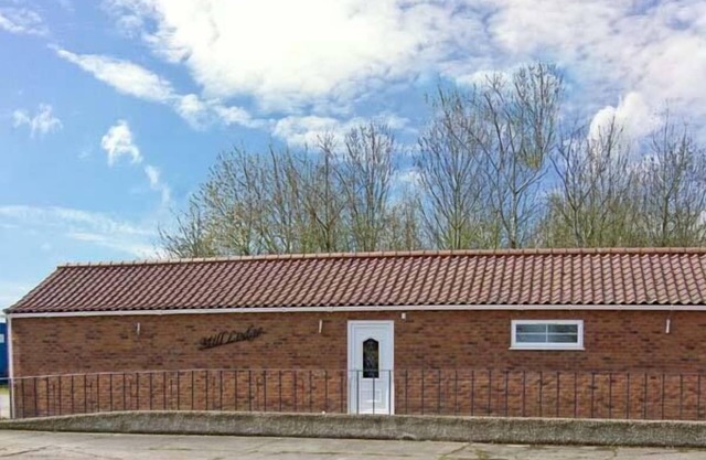 MILL LODGE, pet friendly, with hot tub in Brisley