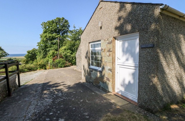 MIN Y MOR, pet friendly, with a garden in Criccieth