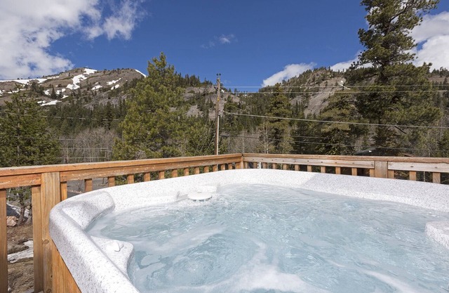 Mineral Springs By Tahoe Getaways w/Hot tub & Ski Shuttle in Alpine Meadows