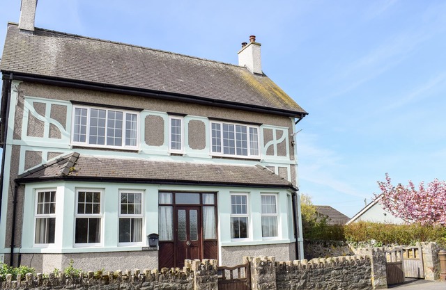 MINFFORDD, pet friendly, with open fire in Newborough