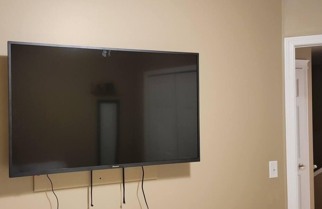 Minutes from Shopping & Dinning – 2bdrm Home
