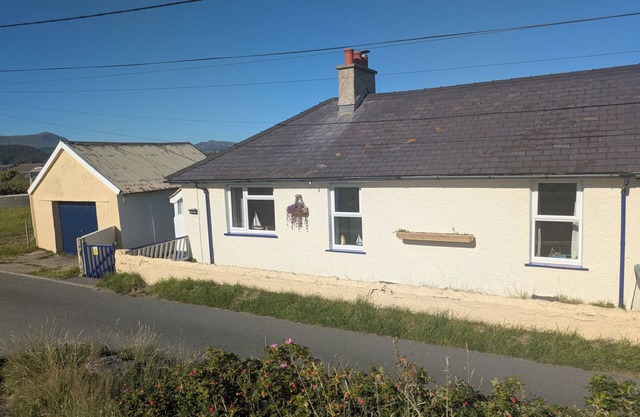 MINYDON, pet friendly, character holiday cottage in Fairbourne