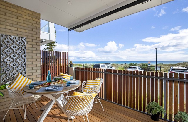 Moana Beach, Seafront Apartment