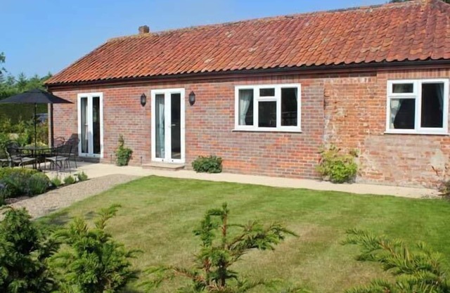 MOAT FARM COTTAGE, family friendly, with a garden in Wood Dalling
