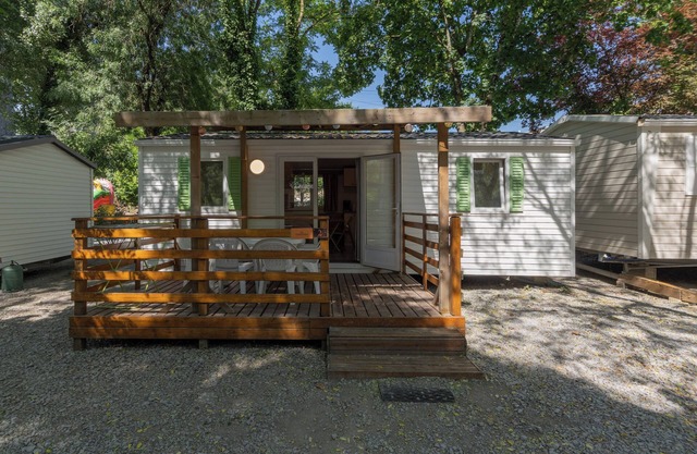 Mobile Home 'Mobil-home C - 1-6 Pers' with Shared Pool, Private Terrace and Shared Garden