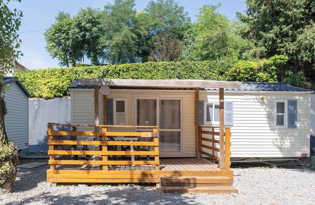 Mobile Home 'Mobil-home D - 1-6 Pers' with Shared Pool, Private Terrace and Shared Garden