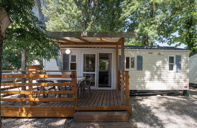 Mobile Home 'Mobil-home E - 1-6 Pers' with Shared Pool, Private Terrace and Shared Garden
