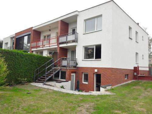 Moderní apartmán s Terasou - 15 min Letiště - Parkování Zdarma