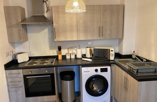 Modern 1 Bed Serviced Apartment with Free Parking