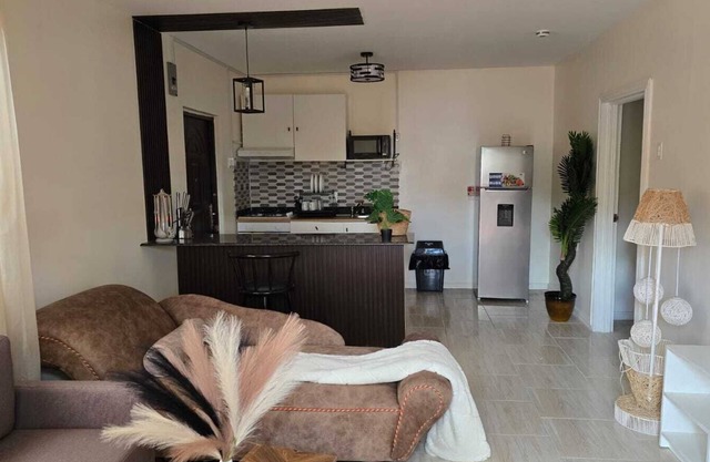 Modern 1-bedroom apartment with AC, WiFi, rooftop just outside GT