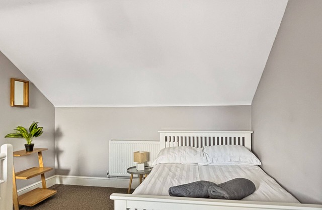 Modern 1-Bedroom Apartment Close to Grantham Town Centre – Sleeps 6