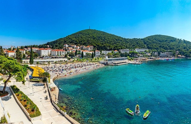 MODERN 1 BEDROOM APARTMENT - 100 mtrs from the beach, free parking, WIFI.