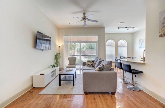 Modern 1-bedroom apartment in amazing Houston with Gym, WiFi, Pool, Free Parking